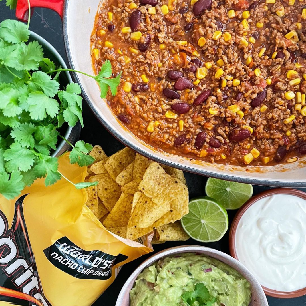 Chili corn carne w/ guacamole & nacho's